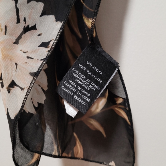 Le Chateau Sheer Shawl NWT - Picture 3 of 3